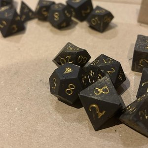 La Forge Naine - Dés polyédriques noirs avec chiffres dorés