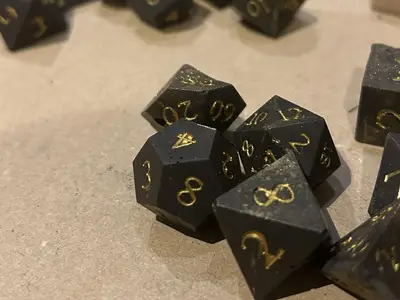 La Forge Naine - Dés polyédriques noirs avec chiffres dorés