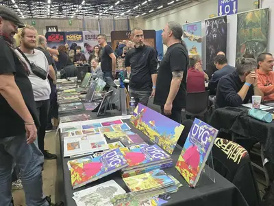 Odonata Editions - Salon des jeux et bandes dessinées : stands et visiteurs en discussion