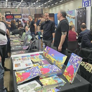 Odonata Editions - Salon des jeux et bandes dessinées : stands et visiteurs en discussion