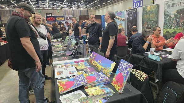 Odonata Editions - Salon des jeux et bandes dessinées : stands et visiteurs en discussion