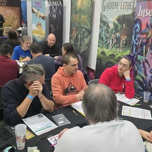 Odonata Editions - Démonstration de jeux de société au salon, joueurs autour d'Insectopia