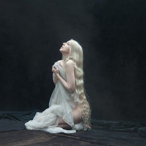 Sylvaine - Rêverie éthérée dans la lumière tamisée