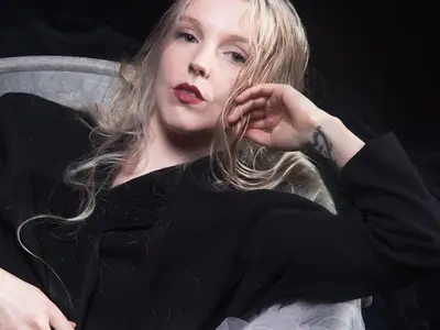 Sylvaine - Éléguance moderne et charme mystérieux sous un éclairage dramatique