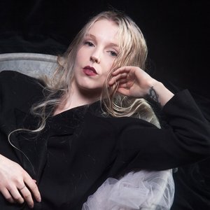 Sylvaine - Éléguance moderne et charme mystérieux sous un éclairage dramatique