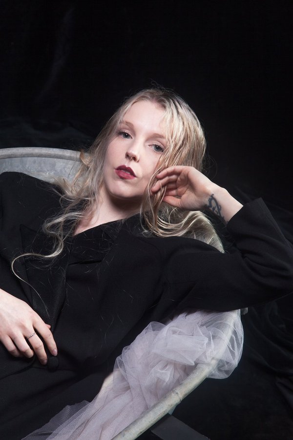 Sylvaine - Éléguance moderne et charme mystérieux sous un éclairage dramatique