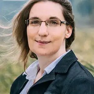 Christelle DABOS - Portrait en extérieur d'une femme au regard serein