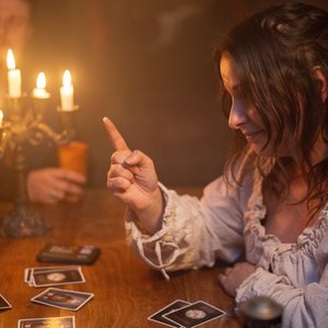 Njoy Games - Lecture de cartes à la lueur des bougies