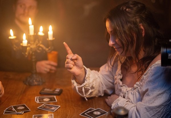 Njoy Games - Lecture de cartes à la lueur des bougies