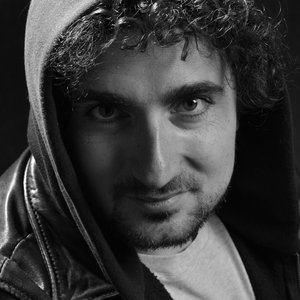 Little Dusha - Homme au capuchon au regard perçant