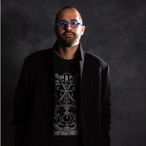 Little Dusha - Portrait sombre d'un homme aux lunettes bleues