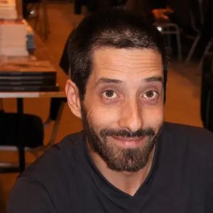 Bertrand BENOIT - Portrait sympathique d'un homme lors d'un événement littéraire.