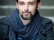 Gwendal LEMERCIER - Portrait d'un homme au foulard bleu, regard pensif