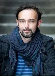 Gwendal LEMERCIER - Portrait d'un homme au foulard bleu, regard pensif