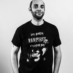 Adrien PARTY - Portrait noir et blanc d'un homme portant un t-shirt Les gentils vampires n'existent pas