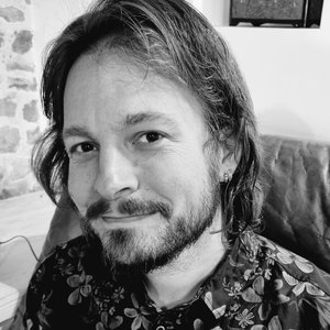 Adrien TOMAS - Portrait noir et blanc d'un sourire tranquille