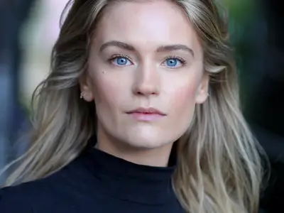 Alicia AGNESON - Portrait d'une femme aux yeux bleus et au regard déterminé