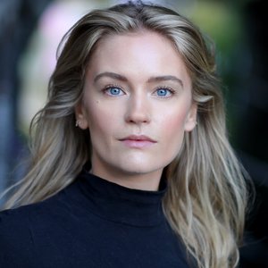 Alicia AGNESON - Portrait d'une femme aux yeux bleus et au regard déterminé