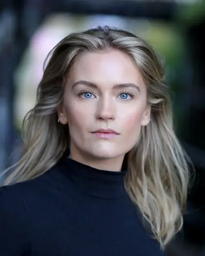 Alicia AGNESON - Portrait d'une femme aux yeux bleus et au regard déterminé