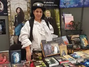 Andréa DESLACS - Salon du livre : Rencontre avec l'auteure Andréa Deslacs et ses livres fantastiques.