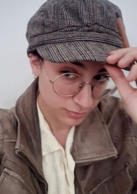 Andrea CASARAN - Stijlvol portret met hoed en ronde bril.