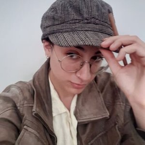 Andrea CASARAN - Portrait stylé avec chapeau et lunettes rondes.