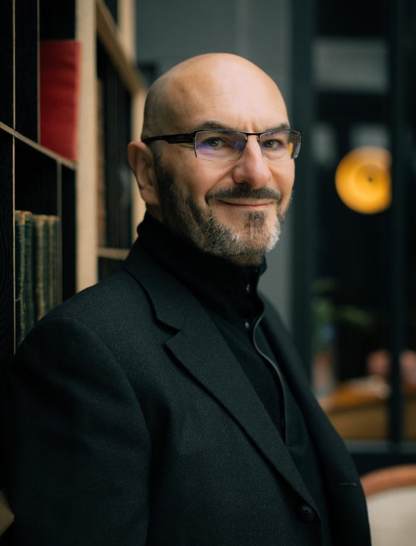 Christophe ARLESTON - Portrait d'un homme charismatique dans un cadre moderne et élégant.