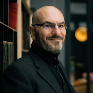 Christophe ARLESTON - Portrait d'un homme charismatique dans un cadre moderne et élégant.