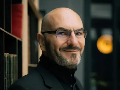 Christophe ARLESTON - Portrait d'un homme charismatique dans un cadre moderne et élégant.