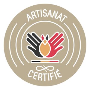 Logo rond beige «Artisanat certifié» avec deux mains stylisées formant une fleur.