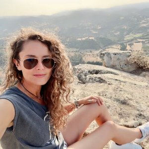 Beatrice PENCO SECHI - Selfie au sommet avec vue sur la vallée