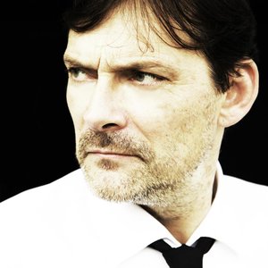 Bruno FONTAINE - Portrait d'un homme au regard intense en chemise et cravate.