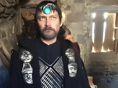 Bruno FONTAINE - L'étrange aventurier au regard perçant dans un décor ancien