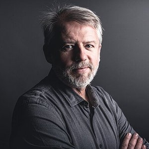 Jacques CHAMBON - Portrait d'un homme mature avec une expression sereine et confiante