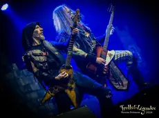 GLORYHAMMER en concert: costumes médiévaux flamboyants, riffs puissants et énergie débordante sur scène bleue. Performance épique au festival 2026, dans le cadre du hub Concerts.