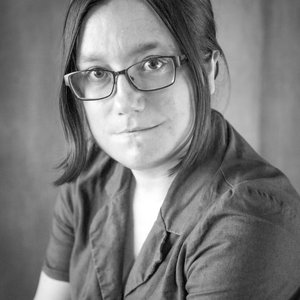 Claire DUVIVIER - Portrait en noir et blanc d'une femme aux lunettes, regard posé