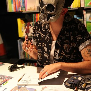 CROM - Sculpting des rêves : rencontre artistique avec un créateur masqué.