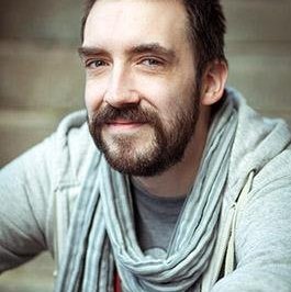 Nicolas DEMARE - Un sourire charismatique : portrait d'un homme tranquille et moderne.