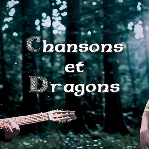 Chansons et Dragons. Deux hommes se tiennent dans une forêt, l'un jouant d'un instrument à cordes, et l'autre chantant. Le premier porte une cape noire et a une barbe, tandis que le second est vêtu d'une chemise claire et d'un gilet sombre.