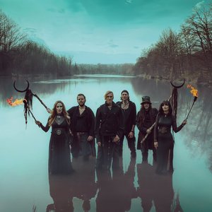 FAUN - Rituels mystiques au bord de l'eau : une cérémonie envoûtante et sombre