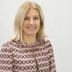 Sally GREEN - Portrait professionnel: femme souriante en veste à motifs roses