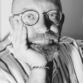 Sylvain GUINEBAUD - Portrait noir et blanc d'un homme pensif aux lunettes rondes