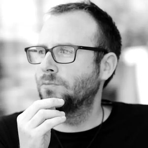 GRELIN - Réflexion intense sur un fond flou en noir et blanc