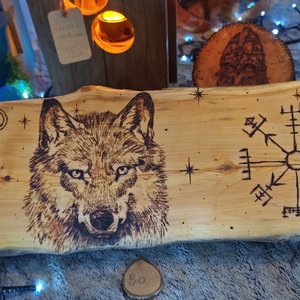 Planche gravée : tête de loup, symboles runiques et ornements celtiques.