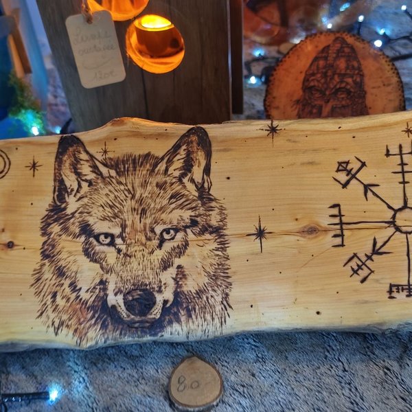 Planche gravée : tête de loup, symboles runiques et ornements celtiques.