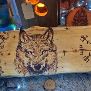 Planche gravée : tête de loup, symboles runiques et ornements celtiques.