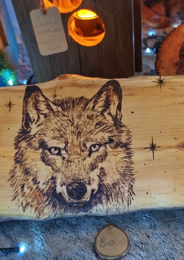 Planche gravée : tête de loup, symboles runiques et ornements celtiques.