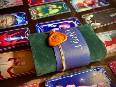Suhi Stev - Pochette de tarot scellée et tirage de cartes colorées