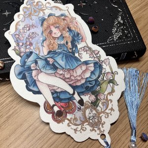 Le terrier de Yumë - Marque-page féerique — jeune fille en robe bleue et motifs floraux