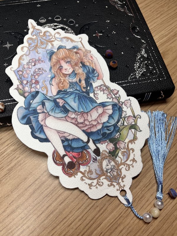 Le terrier de Yumë - Marque-page féerique — jeune fille en robe bleue et motifs floraux